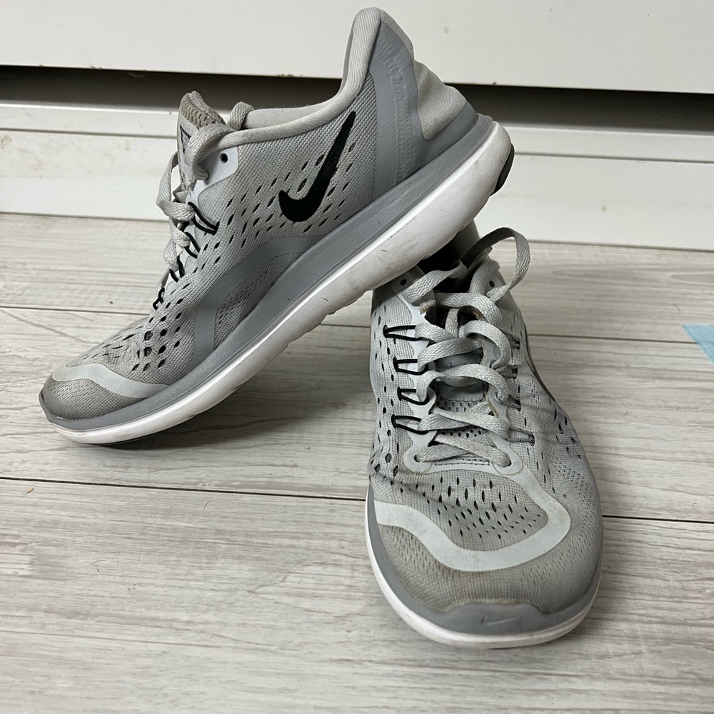 Nike Flex 2017 RUN woman’s Size 6.5 Pure Platinum Gray sneakers